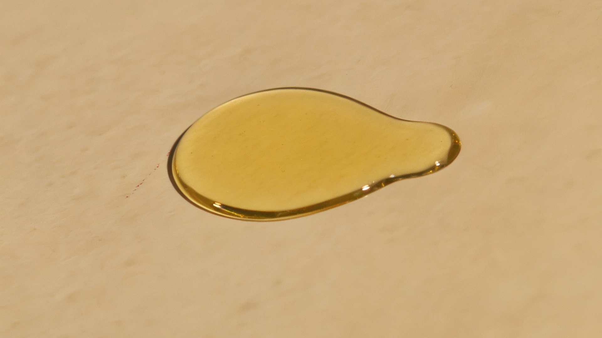 GLISERRA body oil texture showcasing lightweight nourishing oil for radiant skin